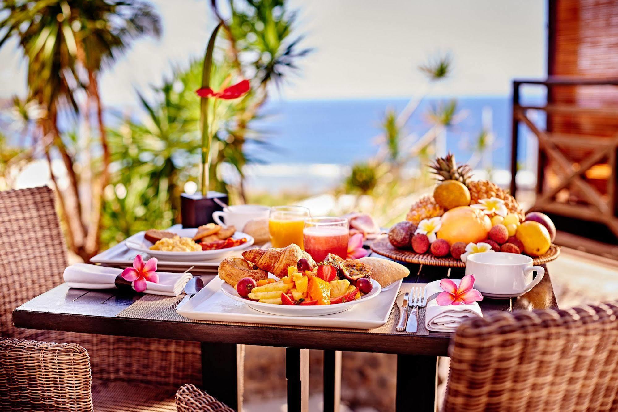 Iloha Seaview Hotel Сен-Лу Екстериор снимка